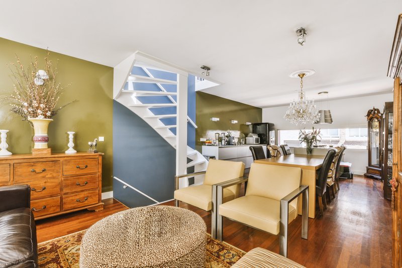 sala con escaleras de casa en venta en Puebla